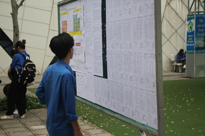  Mọi thông tin của thí sinh đã được dán niêm yết, công khai tại sân trường (ảnh Trinh Phúc). 
