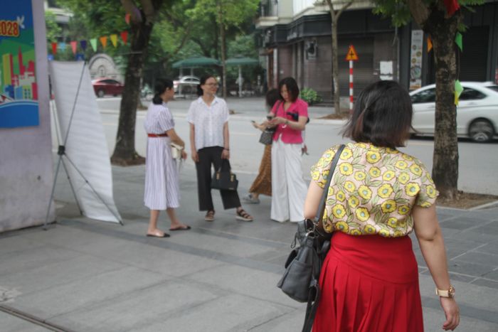 Từ sớm giáo viên thực hiện nhiệm vụ coi thi đã đến điểm thi (ảnh Trinh Phúc). 