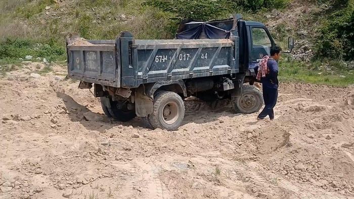 Hiện trường các đối tượng khai thác đất cát trái phép