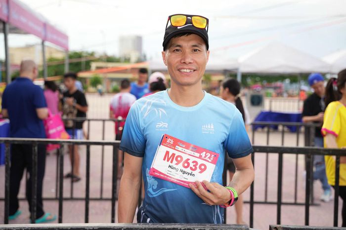 Một VĐV lấy BIB ở cự ly 42km. Đây chính là đường chạy thử thách nhất tại "Hành trình tại Làng Sen 2024".