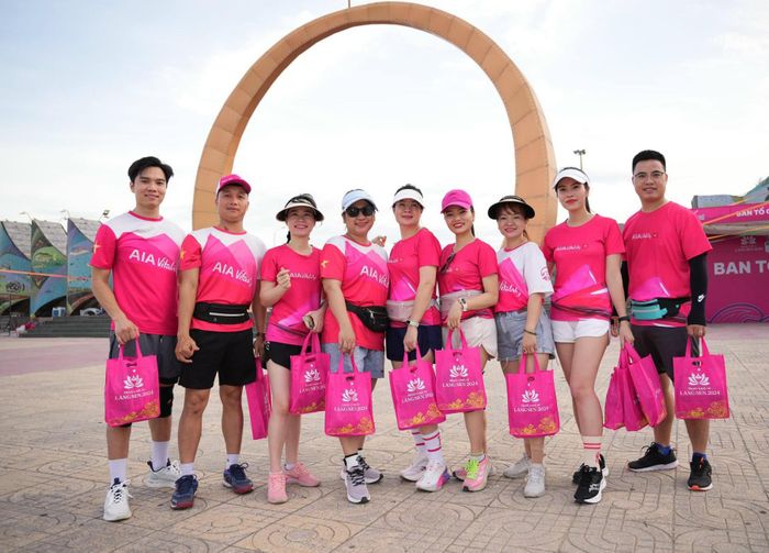 Không chỉ dừng lại ở việc tham gia cuộc đua, các VĐV còn có cơ hội khám phá văn hóa và danh lam thắng cảnh tại Làng Sen lịch sử trước khi diễn ra giải chạy.