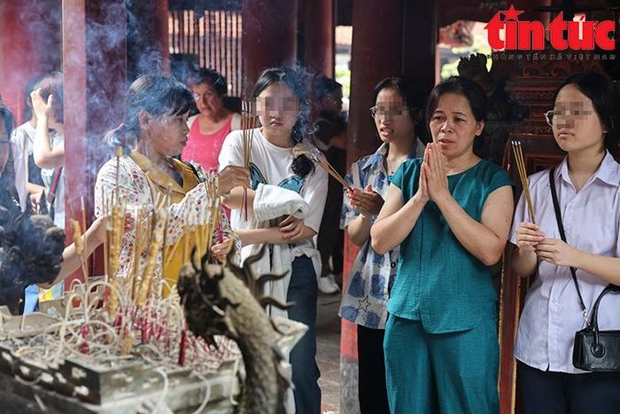 Tuy nhiên, sự căng thẳng, hồi hộp, lo lắng lộ rõ trên khuôn mặt của phụ huynh và sĩ tử.