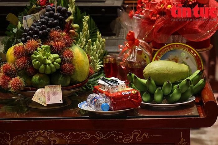 Khu vực bàn đặt lễ không còn một chỗ trống do quá nhiều mâm lễ của các phụ huynh và học sinh. Với các sĩ tử, những vật dụng học tập, giấy dự thi... cũng được đưa ra làm lễ cầu may trên mâm lễ.