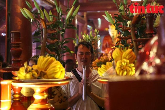 "Với tỷ lệ cạnh tranh cao như hiện nay, bên cạnh việc con cố gắng học tập thì cũng cần ít nhiều sự may mắn. Gần sát ngày thi, tôi và các phụ huynh khác đã rủ nhau đi đền, chùa trong thành phố để cầu may cho cháu làm bài tốt", anh Nguyễn Văn Khang, một phụ huynh, chia sẻ.