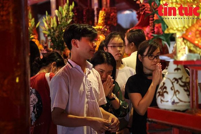 Phía bên trong điện Đại Thành chật kín du khách và học sinh, phụ huynh tới dâng hương.