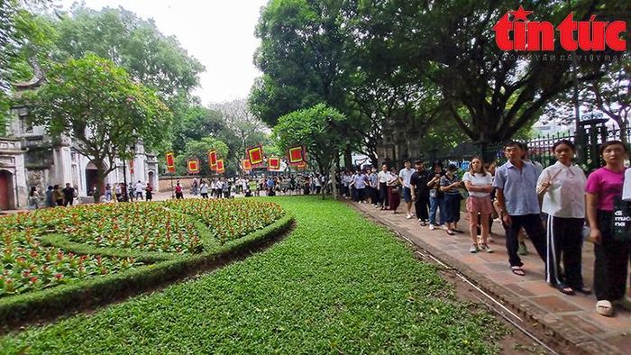 Càng về trưa, lượng người đổ về Văn Miếu - Quốc Tử Giám càng đông.