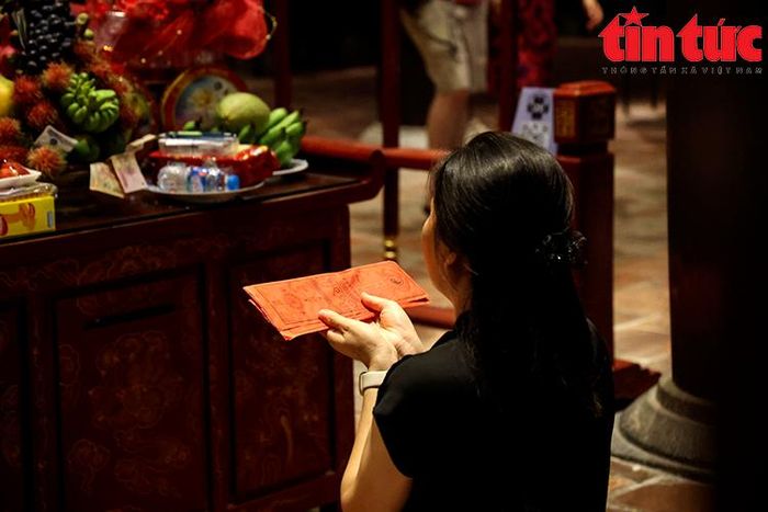 Nhiều phụ huynh cẩn thận soạn văn khấn ghi đầy đủ họ tên, số báo danh của con
