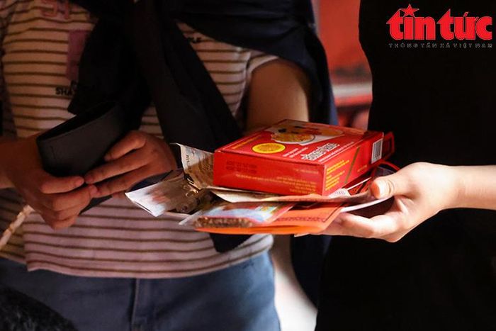 Nhiều phụ huynh cho rằng, đến Văn Miếu - Quốc Tử Giám để dâng hương là muốn giúp con em ổn định tâm lý, tăng thêm tự tin trước kỳ thi quan trọng.