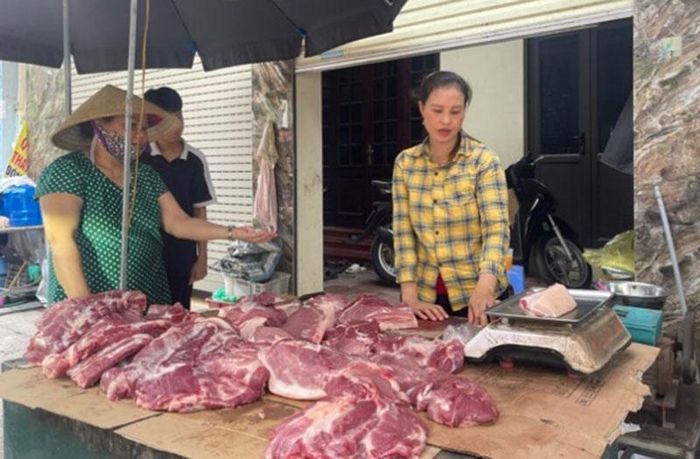 Nguồn cung khan hiếm đẩy giá thịt lợn tăng cao. Ảnh: báo Công an nhân dân.