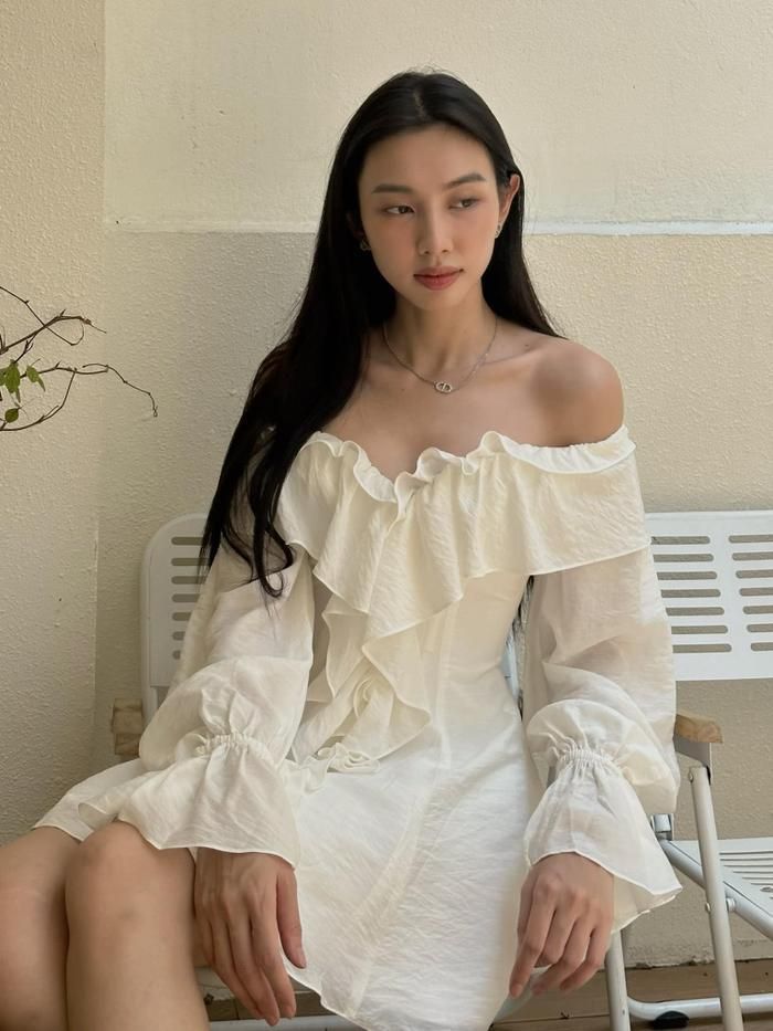 Nàng hậu như một nàng thơ xinh đẹp và kiêu hãnh. Cô trang điểm nhẹ nhàng kết hợp với dây chuyền nhỏ xinh và tối giản phụ kiện đi kèm. 