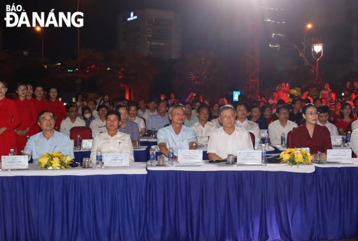 Chủ tịch UBND thành phố Lê Trung Chinh (hàng đầu, bìa trái) cùng các đại biểu tham dự lễ khai trương Phố đi bộ Bạch Đằng. Ảnh: TRẦN TRÚC