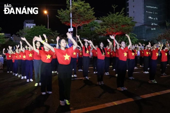 Học sinh, sinh viên trên địa bàn quận Hải Châu đồng diễn khiêu vũ. Ảnh: TRẦN TRÚC