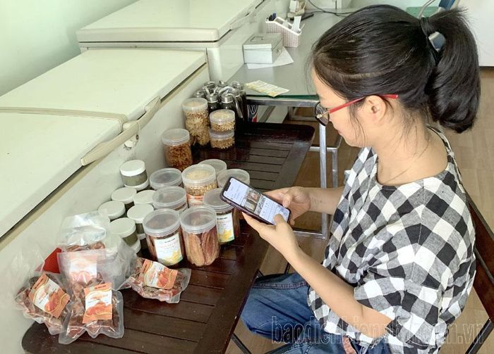 Chị Trần Thị Hà đăng tải sản phẩm lên các trang mạng xã hội. Ảnh: Lan Phương