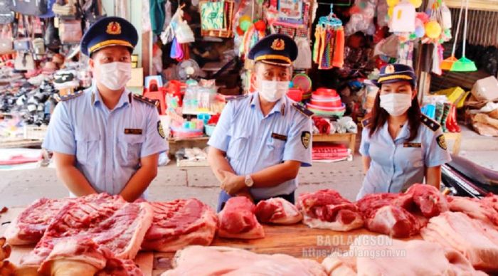Đội QLTT số 1 kiểm tra việc kinh doanh thịt lợn tại chợ Đông Kinh