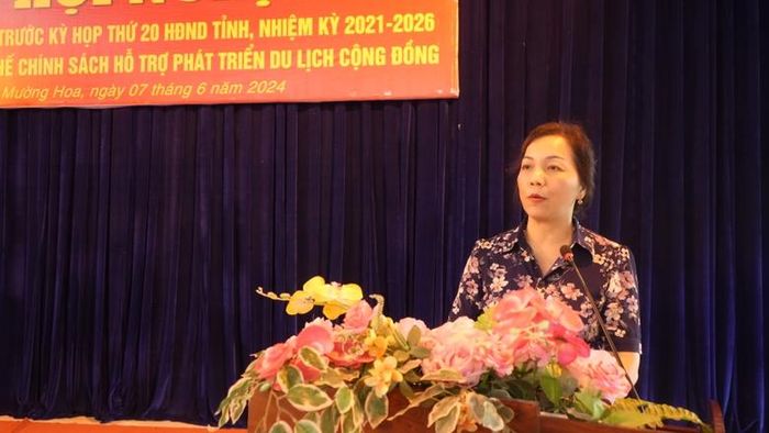  Bà Sùng Thị Pằng, Phó Trưởng Ban Dân tộc HĐND tỉnh, Tổ phó Tổ đại biểu HĐND tỉnh ứng cử tại thị xã Sa Pa phát biểu tại buổi tiếp xúc. 