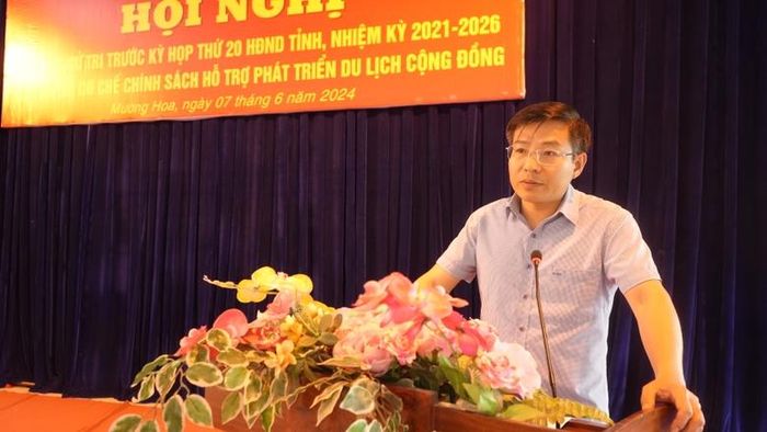  Lãnh đạo UBND thị xã Sa Pa trả lời kiến nghị của cử tri. 