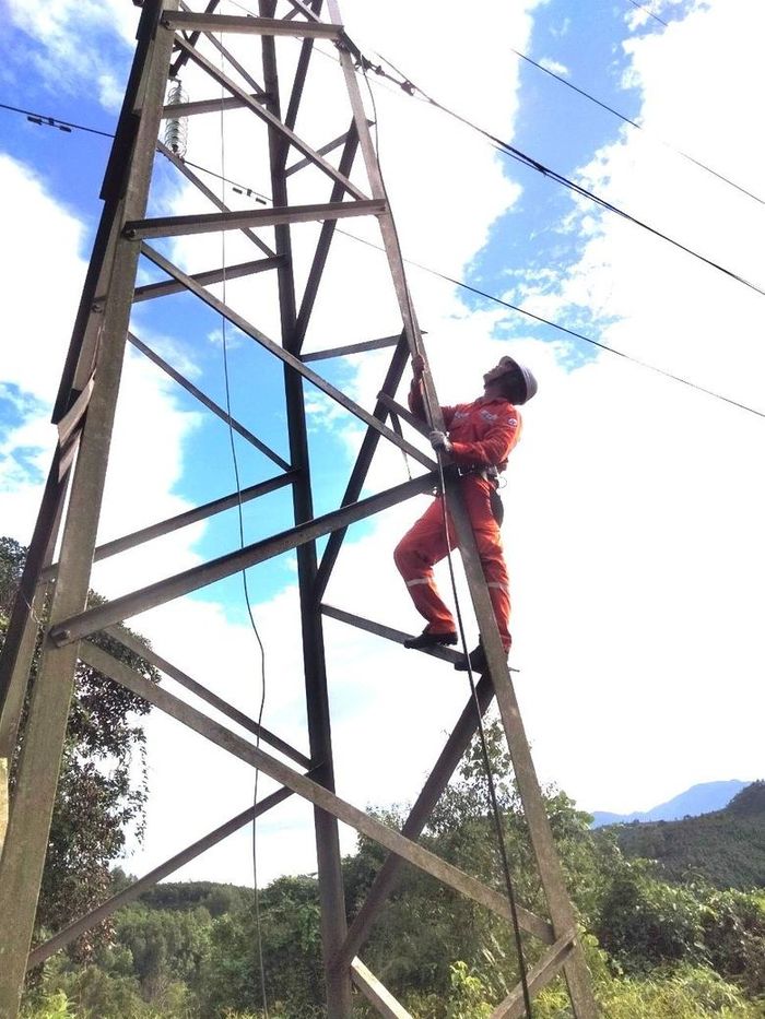  Công nhân Đội Quản lý vận hành lưới điện cao thế Lào Cai thực hiện công việc trên lưới. 