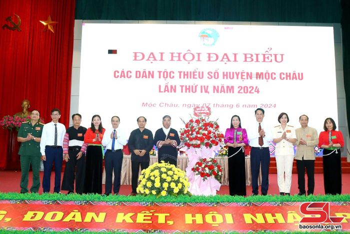 Lãnh đạo Huyện ủy, UBND huyện Mộc Châu tặng hoa chúc mừng Đại hội.