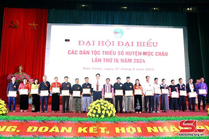 Các cá nhân nhận giấy khen của UBND huyện Mộc Châu.