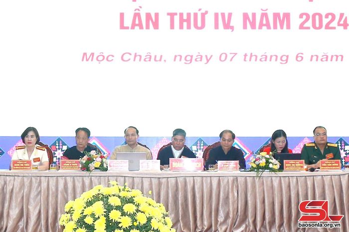 Đoàn chủ tịch Đại hội.