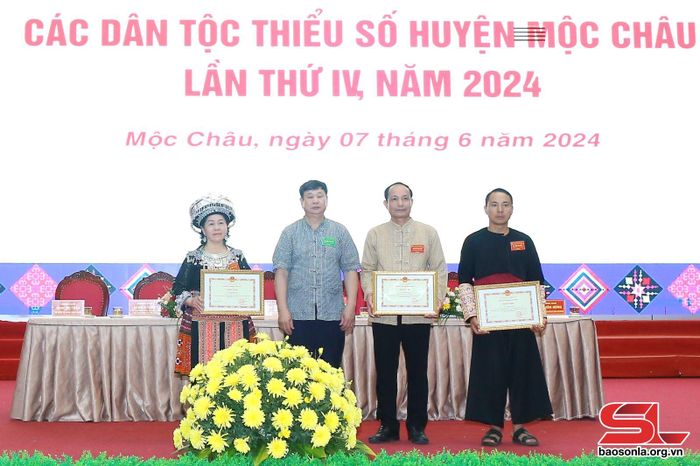 Các cá nhân có thành tích xuất sắc nhận bằng khen của UBND tỉnh.
