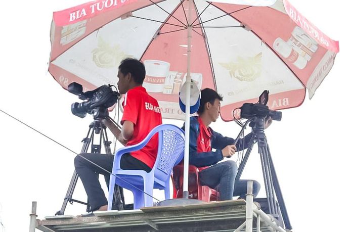 Ðơn vị livestream bố trí nhiều góc máy để người xem có thể theo dõi trọn vẹn từng khoảnh khắc của trận đấu. (Ảnh nhân vật cung cấp).