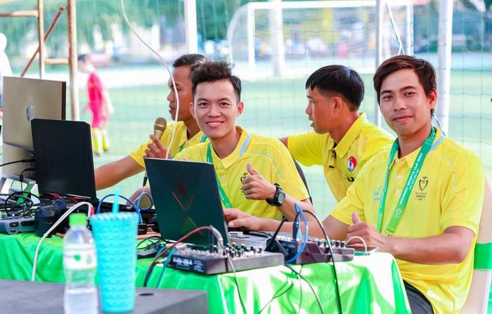 Bình luận viên Chú Hề (bên trái, hàng đầu) bình luận trực tiếp tại một trận đấu bóng đá phủi. (Ảnh nhân vật cung cấp).