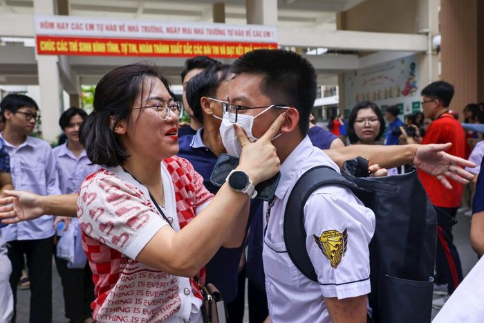 Phụ huynh vui mừng khi thấy con hoàn thành môn thi đầu tiên.