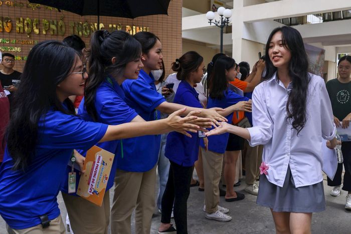 Thí sinh rạng rỡ bước ra khỏi điểm thi.