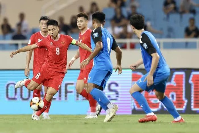 Hùng Dũng (số 8) vừa cùng đồng đội giành chiến thắng 3-2 trước Philippines ở sân Mỹ Đình tối 6/6. Ảnh: Hoàng Linh