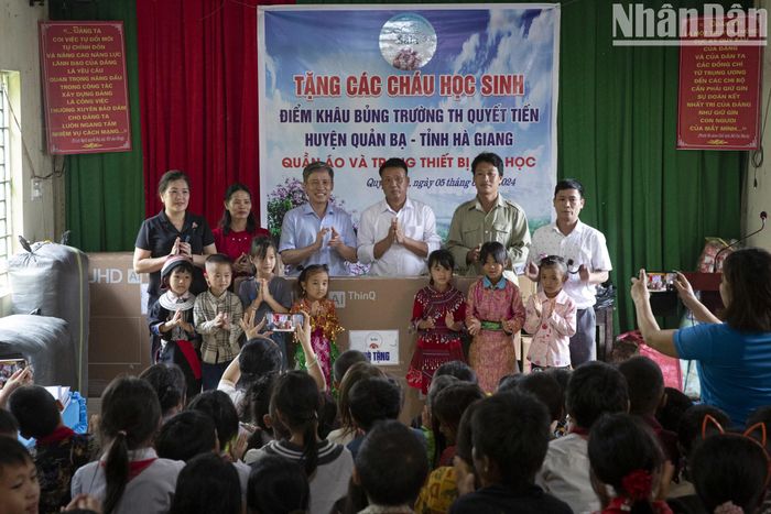 Tại đây, CLB Sala đã trao tặng năm ti-vi cho năm lớp học để hỗ trợ công tác dạy và học trực tuyến; 200 áo khoác mùa đông, 100 đôi dép và giấy vở, bút vẽ, bánh kẹo và quần áo. Đặc biệt CLB Sala trao 20 suất "Học Bổng Ngô Văn Toàn" (1 triệu đồng/suất) cho các học sinh nghèo vượt khó.