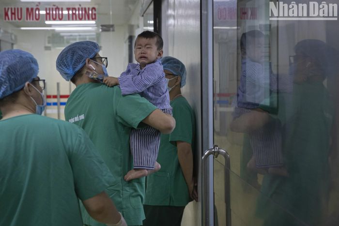 Một bệnh nhi chuẩn bị được tiến hành phẫu thuật.