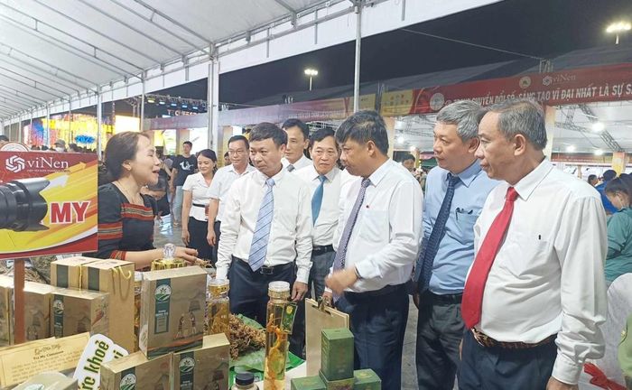 Lãnh đạo Bộ Khoa học và Công Nghệ Hoàng Minh và tỉnh Quảng Nam tham quan các gian hàng trưng bày.