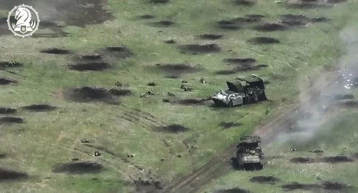 Bộ binh Nga bên cạnh chiếc xe bọc thép chở quân BTR-82A bị phá hủy.