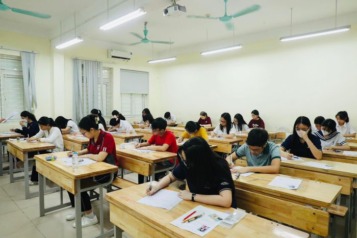 Thí sinh Hà Nội dự kỳ thi tuyển sinh lớp 10 năm nay trong phòng thi trước giờ làm bài thi môn Ngữ văn. (ảnh: Trọng Tài)