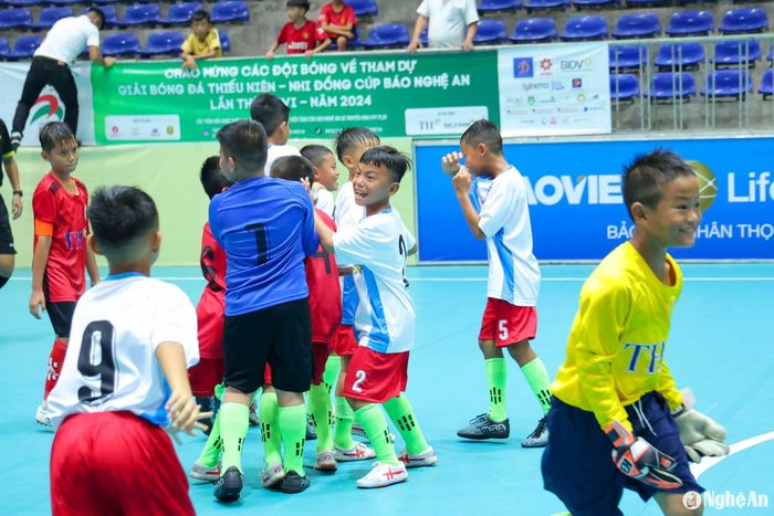 Niềm vui của đội này là giọt nước mắt tiếc nuối của đội kia. Ảnh: Nguyễn Đạo