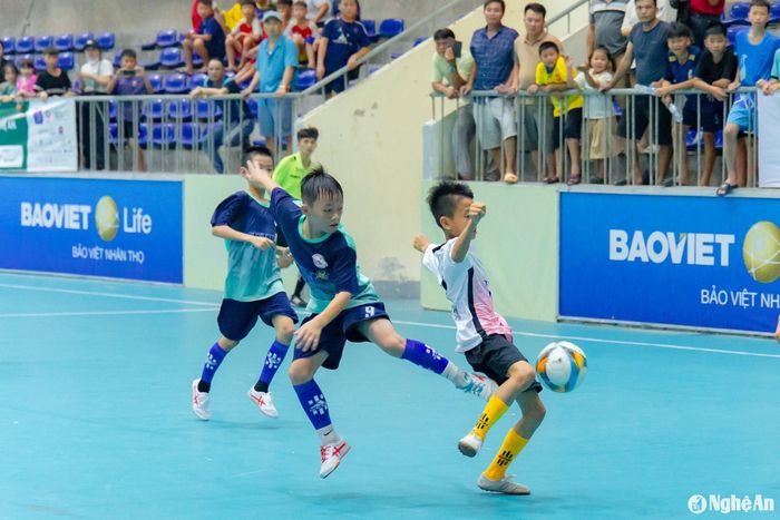 NĐ Quỳ Hợp (áo trắng) có một trận đấu bùng nổ. Ảnh: Nguyễn Đạo