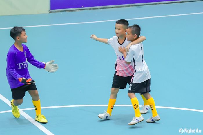 Các cầu thủ đội Nhi đồng Quỳ Hợp vui mừng với chiến thắng đầu tay. Ảnh: Nguyễn Đạo