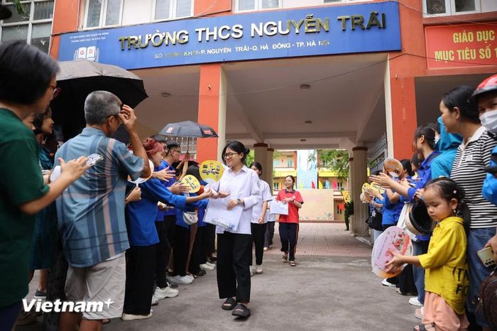  Ghi nhận tại một số điểm thi ở Hà Nội sau khi kết thúc bài thi môn Ngữ văn, nhiều sỹ tử Thủ đô rời phòng thi với tâm trạng vui vẻ và tự tin. (Ảnh: PV/Vietnam+) 