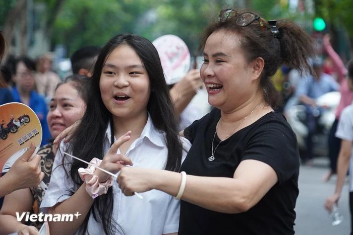  Các bậc phụ huynh vui mừng khi con thông báo đề thi không quá khó. (Ảnh: PV/Vietnam+) 