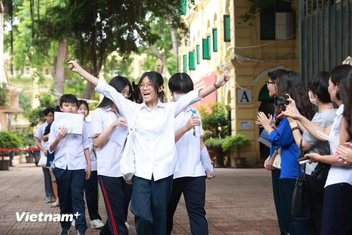  Thí sinh bước ra trong sự cổ vũ nồng nhiệt của lực lượng tình nguyện viên. (Ảnh: PV/Vietnam+) 