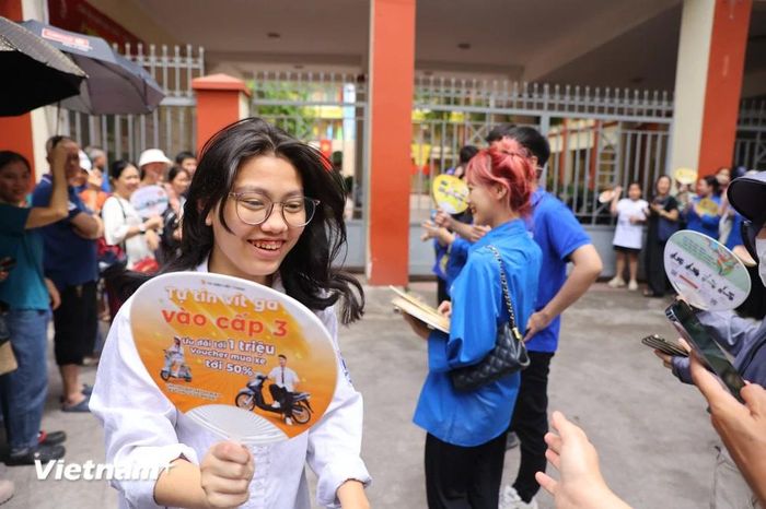  Nhiều thí sinh hoàn thành bài thi sớm và rời điểm thi với nụ cười đầy tự tin. (Ảnh: PV/Vietnam+) 