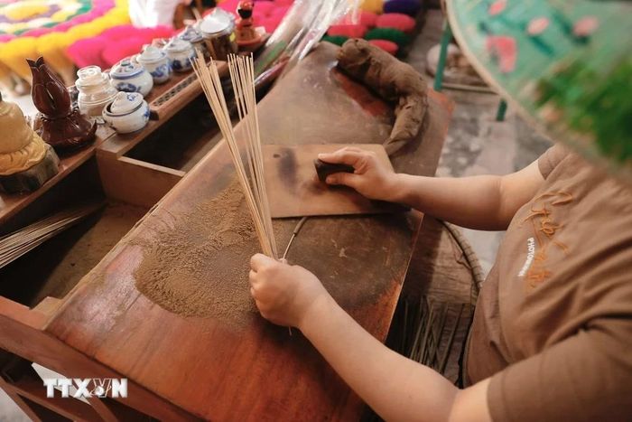  Du khách đến tham quan được khám phá, trải nghiệm các công đoạn làm hương bằng thủ công và tìm hiểu thêm về nghề, về người và cuộc sống của người dân bản xứ. (Ảnh: Minh Quyết/TTXVN) 