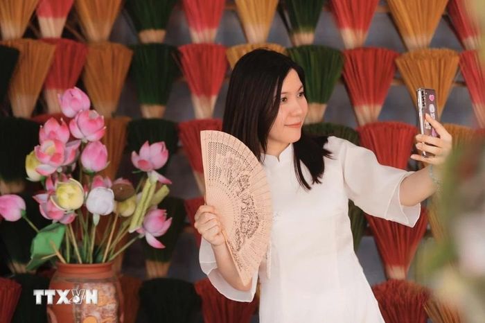  Du khách khi đến Thủy Xuân đều thích thú chụp ảnh với không gian đa sắc màu. (Ảnh: Đinh Ngọc Liên/TTXVN) 