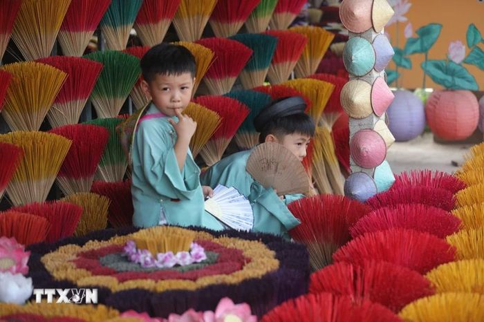  Du khách khi đến Thủy Xuân đều thích thú chụp ảnh với không gian đa sắc màu. (Ảnh: Đinh Ngọc Liên/TTXVN) 