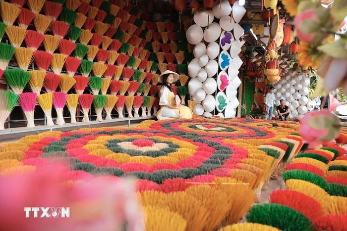  Du khách đến tham quan được khám phá, trải nghiệm các công đoạn làm hương bằng thủ công và tìm hiểu thêm về nghề, về người và cuộc sống của người dân bản xứ. (Ảnh: Minh Quyết/TTXVN) 