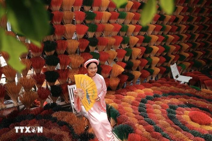  Trải qua biến động về thời gian nhưng làng hương Huế này vẫn được bảo tồn, quảng bá những cây hương trầm thơm ngát, phục vụ đời sống tâm linh của người dân trong và ngoài tỉnh. (Ảnh; Minh Quyết/TTXVN) 