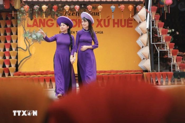  Du khách đến check in tại các cửa hàng hương với đủ màu sắc rực rỡ. (Ảnh: Minh Quyết /TTXVN) 