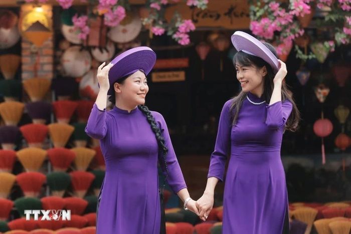  Du khách đến check in tại các cửa hàng hương với đủ màu sắc rực rỡ. (Ảnh: Minh Quyết/ TTXVN) 