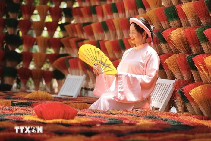  Đến nay, nơi đây không chỉ là làng nghề truyền thống nổi tiếng của cố đô Huế mà còn là địa điểm du lịch hấp dẫn đối với du khách trong và ngoài nước. (Ảnh: Minh Quyết/TTXVN) 